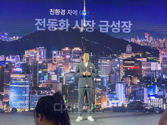 와타나베 타카시 렉서스 인터내셔널 사장이 21일 서울 송파구 롯데월드몰 내 '렉서스 커넥트 투'에서 열린 기자간담회에서 발표를 하고 있다. 장우진 기자